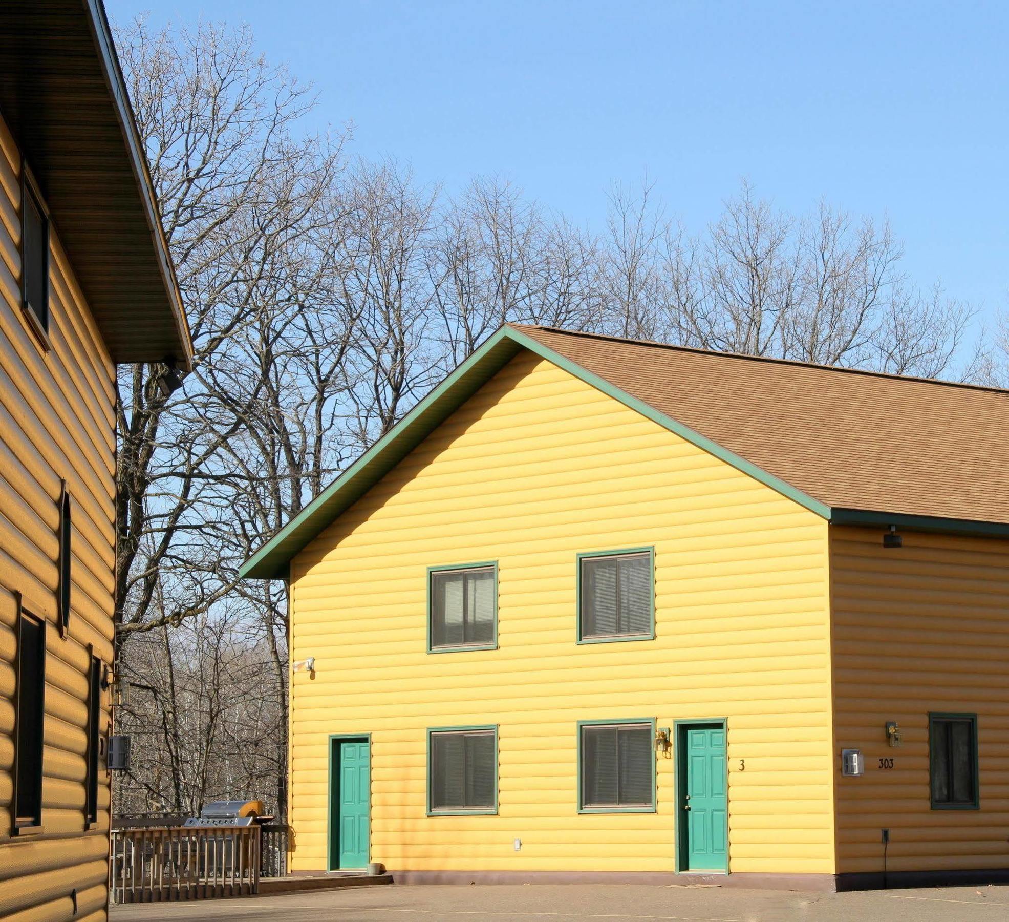 Mcquoid'S Inn And Event Center Isle Exterior photo